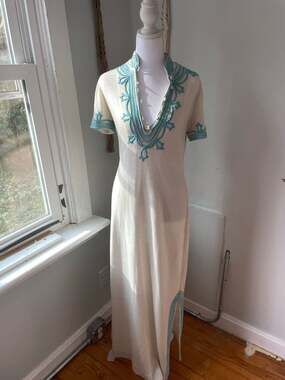 Beautiful white knit dress with blue embroidered details Women’s S/M